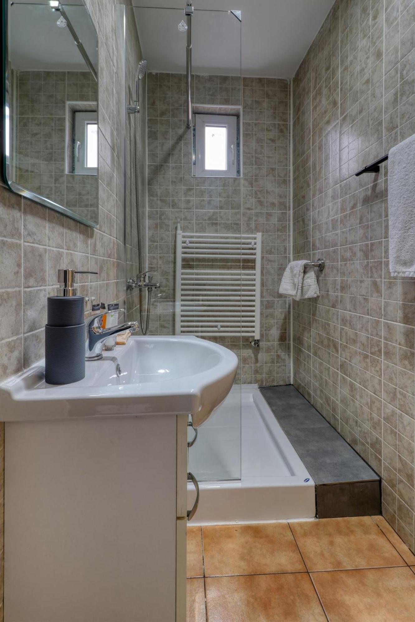 2 Hidden Gems - U Need - By Uni88 Apartment Bucharest